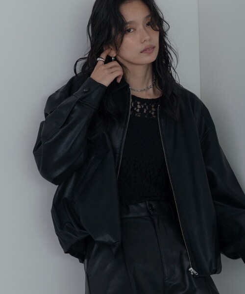 GALLEST（ギャレスト）の「【セットアップ対応】シンセティックレザージャケット（ブルゾン・レディース・ベージュ/ブラック・34/38）」の2枚目の写真