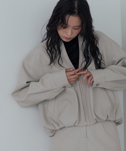 GALLEST（ギャレスト）の「【セットアップ対応】シンセティックレザージャケット（ブルゾン・レディース・ベージュ/ブラック・34/38）」の5枚目の写真