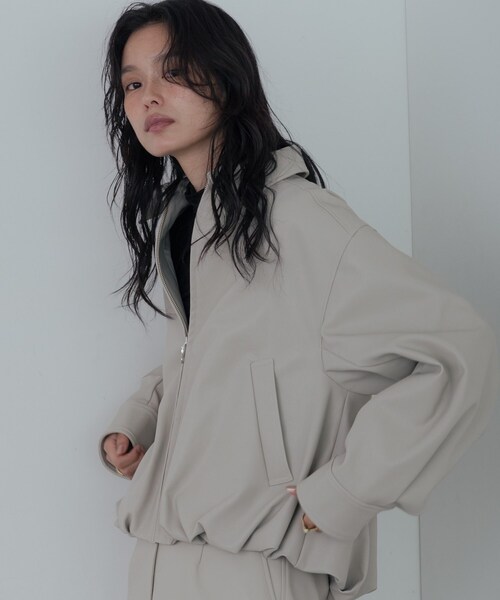 GALLEST（ギャレスト）の「【セットアップ対応】シンセティックレザージャケット（ブルゾン・レディース・ベージュ/ブラック・34/38）」の6枚目の写真