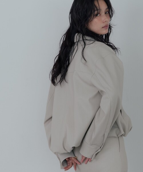 GALLEST（ギャレスト）の「【セットアップ対応】シンセティックレザージャケット（ブルゾン・レディース・ベージュ/ブラック・34/38）」の7枚目の写真