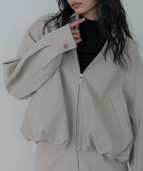 GALLEST（ギャレスト）の「【セットアップ対応】シンセティックレザージャケット（ブルゾン・レディース・ベージュ/ブラック・34/38）」の9枚目の写真