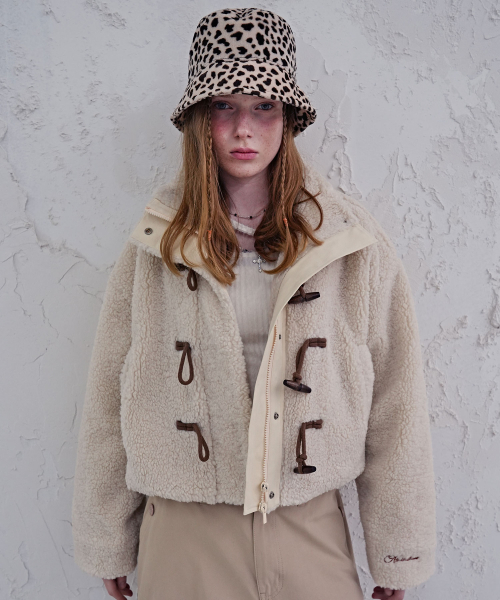 AVANDRESS（アバンドレス ）の「Fuzzy Cropped Duffle Jacket BROWN（ムートンコート・レディース・ブラウン・SMALL/MEDIUM）」の3枚目の写真