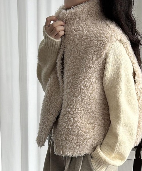 semplice(センプリチェ)の「ハイネックふわふわボアベスト(その他アウター・レディース・オフホワイト/ダークグレー/グレー・F)」の10枚目の写真
