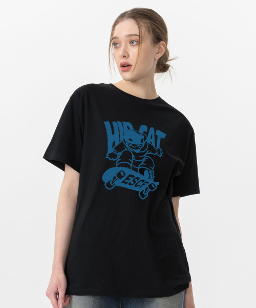 ESCAPEFROM(エスケープフロム)の「ブルーヒップキャットスケートボードプリントオーバーサイズ半袖Tシャツブラック(Tシャツ/カットソー・レディース・その他・LARGE/SMALL/MEDIUM)」の1枚目の写真