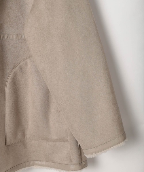 LEPSIM(レプシィム)の「リバーシブルムートンボアポンチョコート 601535(ムートンコート・レディース・ブラック/グレイッシュベージュ・FREE)」の5枚目の写真