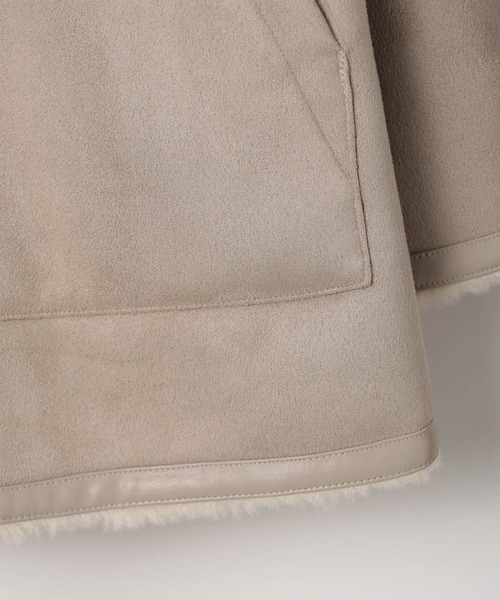 LEPSIM(レプシィム)の「リバーシブルムートンボアポンチョコート 601535(ムートンコート・レディース・ブラック/グレイッシュベージュ・FREE)」の6枚目の写真