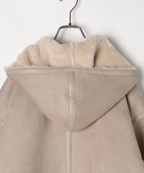 LEPSIM(レプシィム)の「リバーシブルムートンボアポンチョコート 601535(ムートンコート・レディース・ブラック/グレイッシュベージュ・FREE)」の9枚目の写真