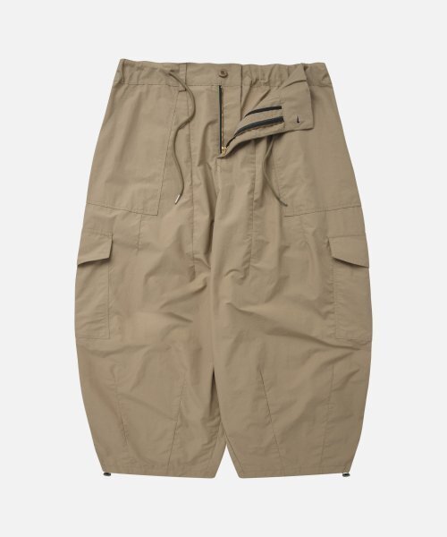 FRIZMWORKS(フリズムワークス)の「NYLON CARGO BALLOON PANTS _ BEIGE(その他パンツ・メンズ・その他・X-LARGE/SMALL/MEDIUM/LARGE)」の1枚目の写真