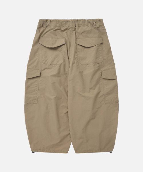 FRIZMWORKS(フリズムワークス)の「NYLON CARGO BALLOON PANTS _ BEIGE(その他パンツ・メンズ・その他・X-LARGE/SMALL/MEDIUM/LARGE)」の8枚目の写真