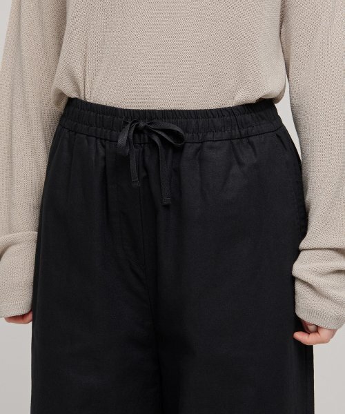 MUSINSA STANDARD WOMAN（ムシンサスタンダードウーマン）の「ウィメンズコットンリネンワイドバンディングパンツ[ブラック]（その他パンツ・レディース・その他・30/24/26/28）」の3枚目の写真