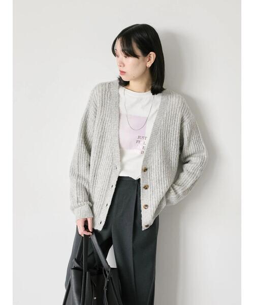 Samansa Mos2 blue（サマンサモスモスブルー）の「ラメニットVネックカーディガン（カーディガン/ボレロ・レディース・ライトベージュ/チャコールグレー/ブルー・F）」の2枚目の写真