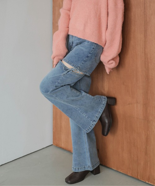 AMELY(エミリー)の「サイドカット リボンデザイン フレアデニム(デニムパンツ・レディース・ライトブルー/ブラック/ブルー・M/L)」の2枚目の写真