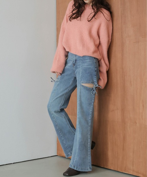 AMELY(エミリー)の「サイドカット リボンデザイン フレアデニム(デニムパンツ・レディース・ライトブルー/ブラック/ブルー・M/L)」の5枚目の写真