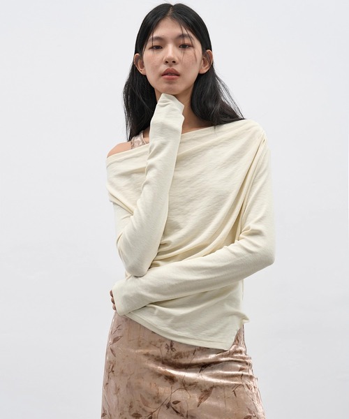 EIGHTHMONTH(エイスマンス)の「アシンメトリードレープカットソー EM25a136【EIGHTHMONTH】(Tシャツ/カットソー・レディース・アイボリー・S/M)」の3枚目の写真