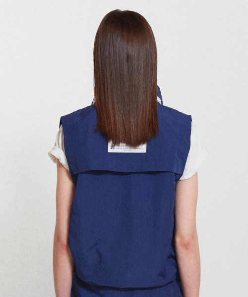 MENASOO(ミナス)の「Highneck Hood Vest_Navy(ベスト・レディース・ネイビー・F)」の4枚目の写真