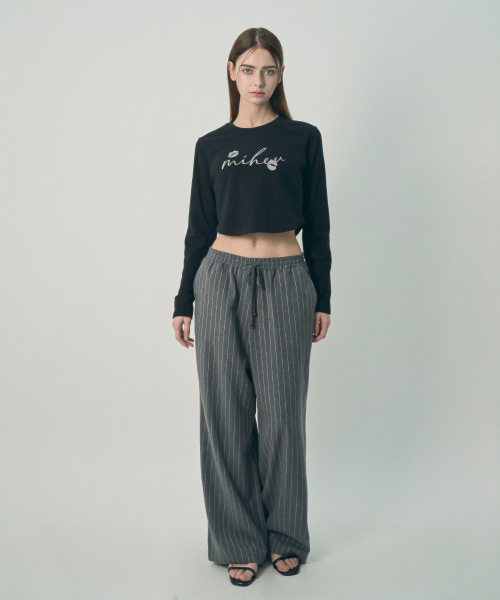 MIHEV(ミヘブ)の「ミヘブ リップ グラフィック クロップ ロングスリーブ ブラック(Tシャツ/カットソー・レディース・その他・MEDIUM/LARGE)」の2枚目の写真