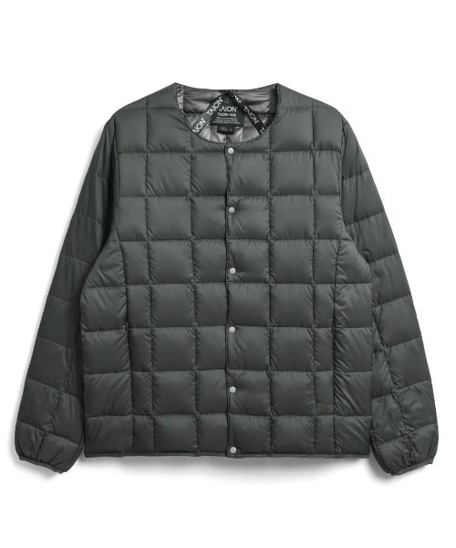 TAION(タイオン)の「TAION/タイオン/【MENS】CREW NECK BUTTON DOWN JACKET(ダウンジャケット/コート・メンズ・オリーブ系3/グレー系その他6・M/XL/L)」の2枚目の写真