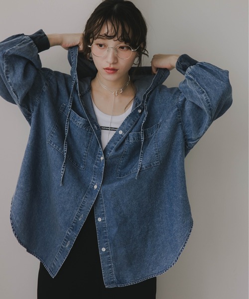 210nouve(トゥージュヌーブ)の「テンセルデニム オーバーサイズ フーディ シャツ(シャツ/ブラウス・レディース・ブルー/ブラック・FREE)」の1枚目の写真