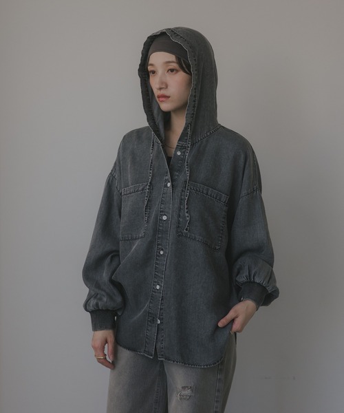 210nouve(トゥージュヌーブ)の「テンセルデニム オーバーサイズ フーディ シャツ(シャツ/ブラウス・レディース・ブルー/ブラック・FREE)」の15枚目の写真