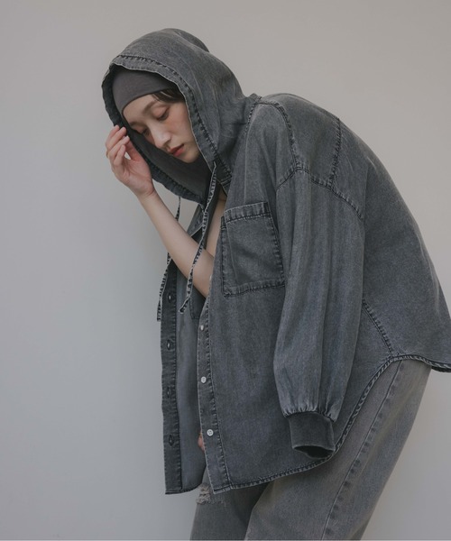 210nouve(トゥージュヌーブ)の「テンセルデニム オーバーサイズ フーディ シャツ(シャツ/ブラウス・レディース・ブルー/ブラック・FREE)」の14枚目の写真