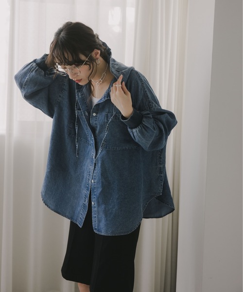 210nouve(トゥージュヌーブ)の「テンセルデニム オーバーサイズ フーディ シャツ(シャツ/ブラウス・レディース・ブルー/ブラック・FREE)」の3枚目の写真