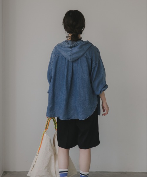 210nouve(トゥージュヌーブ)の「テンセルデニム オーバーサイズ フーディ シャツ(シャツ/ブラウス・レディース・ブルー/ブラック・FREE)」の19枚目の写真
