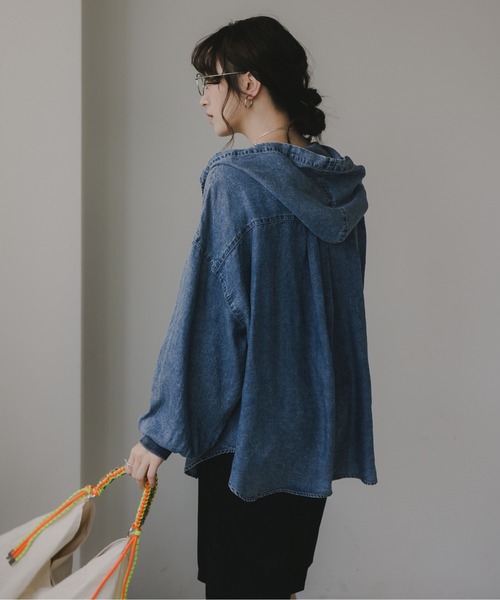 210nouve(トゥージュヌーブ)の「テンセルデニム オーバーサイズ フーディ シャツ(シャツ/ブラウス・レディース・ブルー/ブラック・FREE)」の5枚目の写真