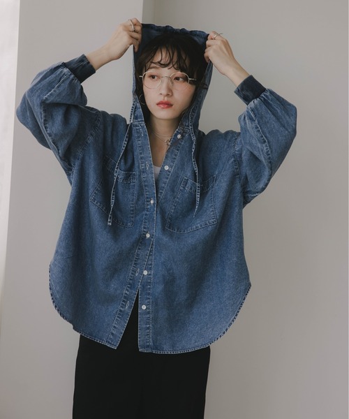 210nouve(トゥージュヌーブ)の「テンセルデニム オーバーサイズ フーディ シャツ(シャツ/ブラウス・レディース・ブルー/ブラック・FREE)」の4枚目の写真