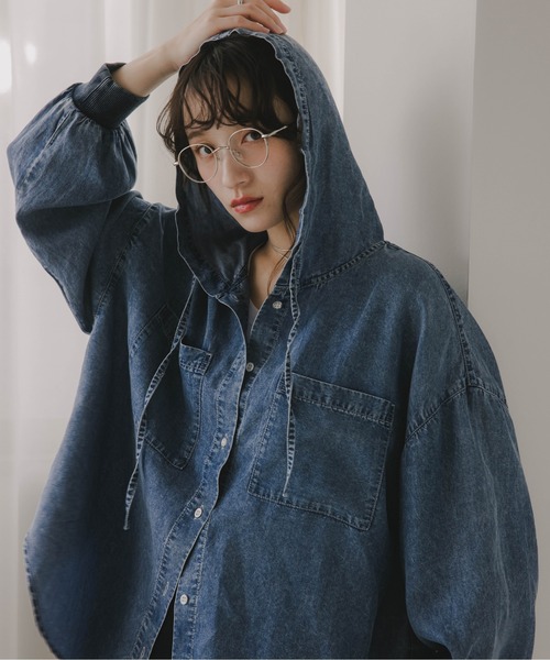 210nouve(トゥージュヌーブ)の「テンセルデニム オーバーサイズ フーディ シャツ(シャツ/ブラウス・レディース・ブルー/ブラック・FREE)」の9枚目の写真