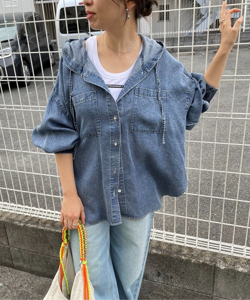 210nouve（トゥージュヌーブ）の「テンセルデニム オーバーサイズ フーディ シャツ（シャツ/ブラウス・レディース・ブラック/ブルー・FREE）」の6枚目の写真