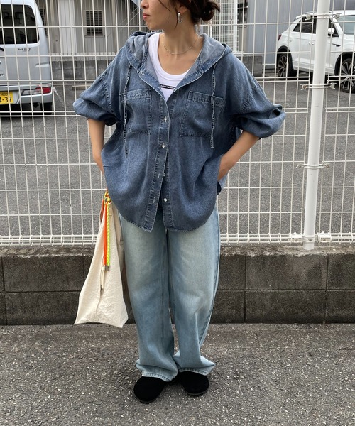 210nouve（トゥージュヌーブ）の「テンセルデニム オーバーサイズ フーディ シャツ（シャツ/ブラウス・レディース・ブラック/ブルー・FREE）」の4枚目の写真