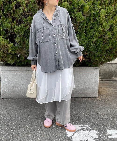 210nouve（トゥージュヌーブ）の「テンセルデニム オーバーサイズ フーディ シャツ（シャツ/ブラウス・レディース・ブラック/ブルー・FREE）」の3枚目の写真