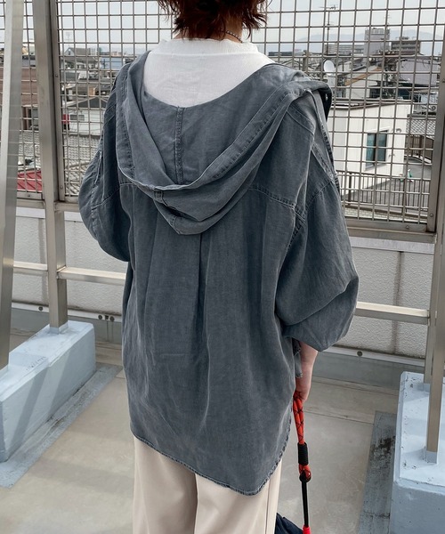 210nouve（トゥージュヌーブ）の「テンセルデニム オーバーサイズ フーディ シャツ（シャツ/ブラウス・レディース・ブラック/ブルー・FREE）」の8枚目の写真