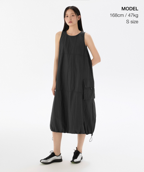 MUSINSA STANDARD WOMAN（ムシンサスタンダードウーマン）の「ウィメンズナイロンパラシュートカーゴドレス[ダークグレー]（ワンピース・レディース・その他・S/M/L）」の2枚目の写真