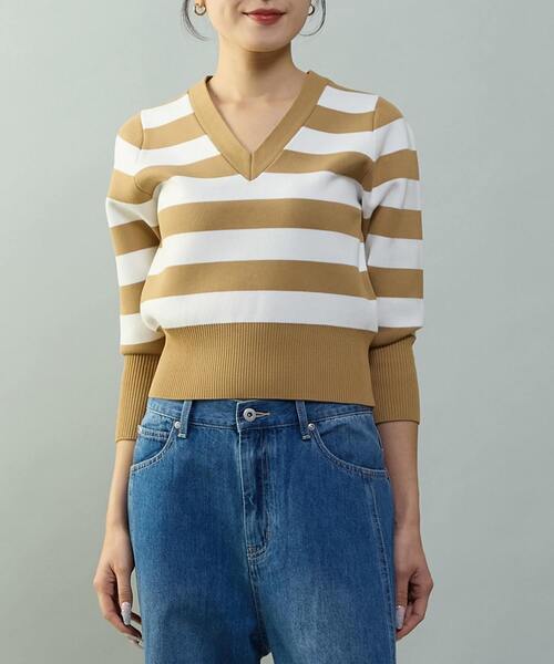 Tiara(ティアラ)の「Vネックコンパクトニット(ニット/セーター・レディース・ホワイト×ネイビー/ベージュ/オレンジ・FREE)」の2枚目の写真