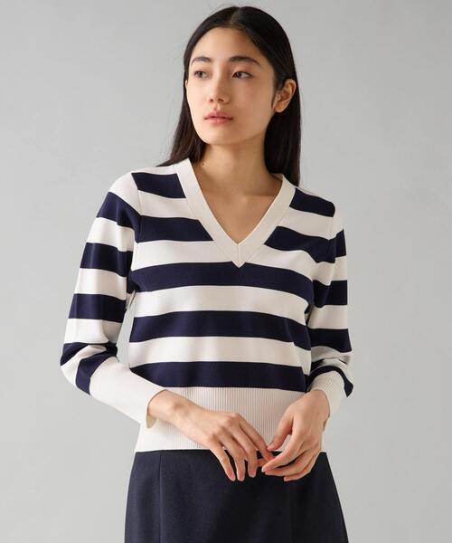 Tiara(ティアラ)の「Vネックコンパクトニット(ニット/セーター・レディース・ホワイト×ネイビー/ベージュ/オレンジ・FREE)」の15枚目の写真