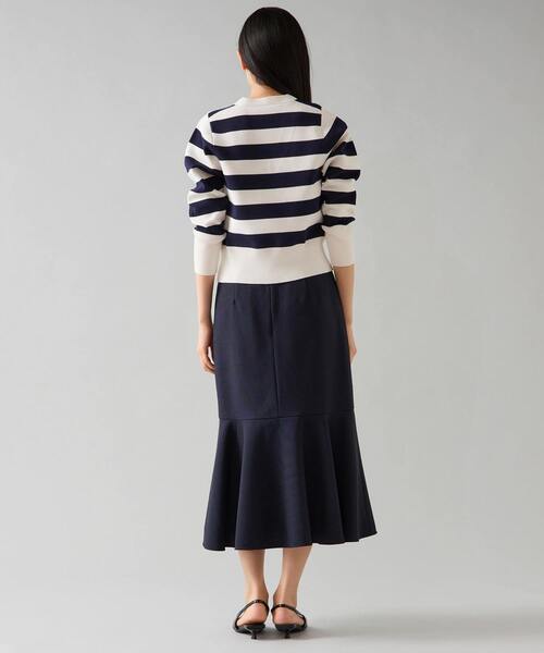 Tiara(ティアラ)の「Vネックコンパクトニット(ニット/セーター・レディース・ホワイト×ネイビー/ベージュ/オレンジ・FREE)」の4枚目の写真