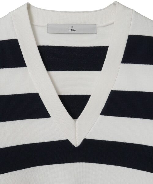 Tiara(ティアラ)の「Vネックコンパクトニット(ニット/セーター・レディース・ホワイト×ネイビー/ベージュ/オレンジ・FREE)」の7枚目の写真