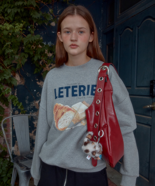 LETERIE(レテリー)の「STUD BUCKLE REVERSIBLE SHOULDER BAG_RED(ショルダーバッグ・レディース・レッド・FREE)」の2枚目の写真
