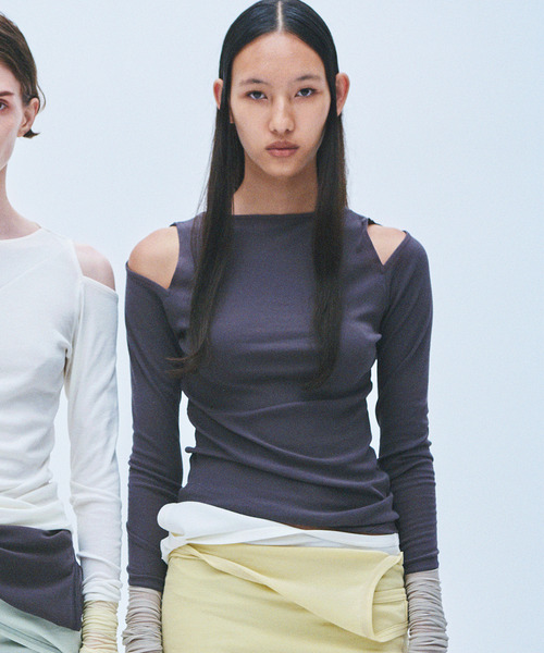 muller of yoshiokubo(ミュラーオブヨシオクボ)の「muller of yoshiokubo ミュラーオブヨシオクボ / DIAGONAL LONG SLEEVE TOP ダイアゴナルロングスリーブトップス / MLS26103(Tシャツ/カットソー・レディース・グレー/グリーン/ホワイト/イエロー・38/36)」の1枚目の写真
