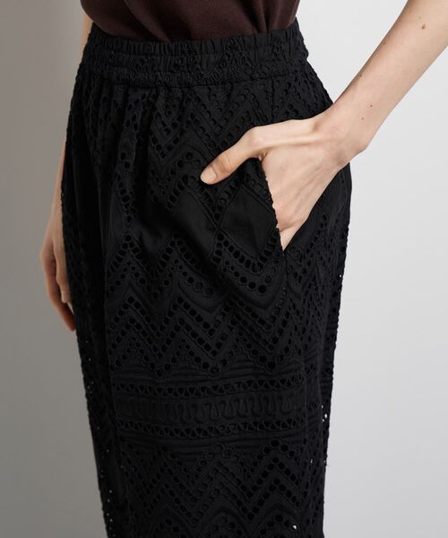 LANVIN en Bleu(ランバンオンブルー)の「エンブロイダリーコットンレースパンツ(その他パンツ・レディース・ブラック/オフホワイト・38/36)」の17枚目の写真