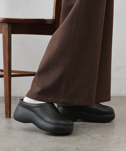 COLONY 2139（コロニートゥーワンスリーナイン）の「厚底サボサンダル（サンダル・レディース・ベージュ/ブラック・MEDIUM/LARGE）」の5枚目の写真