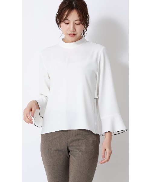 AOYAMA（アオヤマ）の「ハイネックバックコンシャスブラウス｜通勤＆オフィス＆入卒＆セレモニー＆オケージョン｜（シャツ/ブラウス・レディース・ホワイト×ブラック/ベージュ×ブラック・M/L）」の2枚目の写真