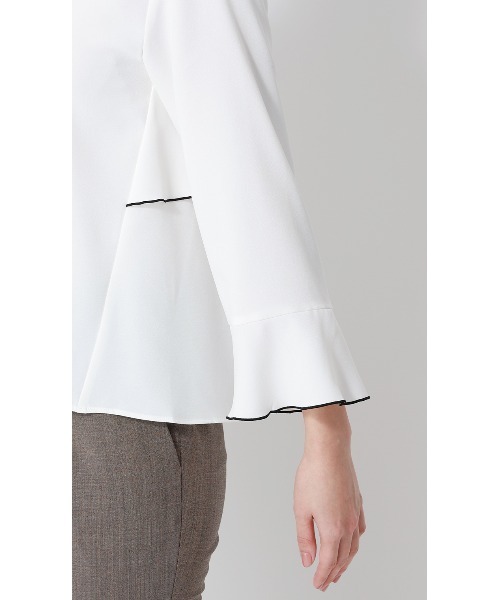 AOYAMA（アオヤマ）の「ハイネックバックコンシャスブラウス｜通勤＆オフィス＆入卒＆セレモニー＆オケージョン｜（シャツ/ブラウス・レディース・ホワイト×ブラック/ベージュ×ブラック・M/L）」の6枚目の写真