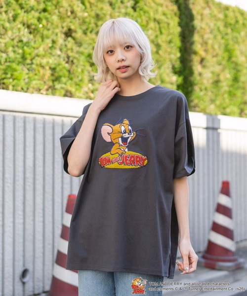 Tom＆Jerry（トムアンドジェリー）の「【TOM＆JERRY/トムとジェリー】【ふんわりルーズシルエット 体形カバー】フロントサガラ刺繍 半袖Tシャツ レトロ アメカジ キャラクター トムジェリ（Tシャツ/カットソー・レディース・レッド/スミクロ/オフホワイト/ブルー・LARGE/MEDIUM）」の2枚目の写真