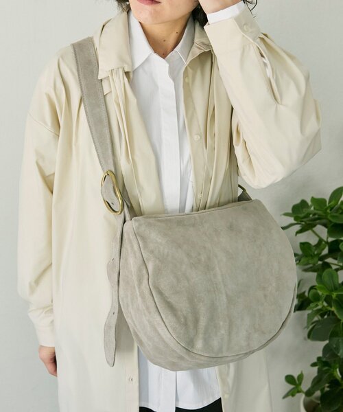 ear PAPILLONNER（イアパピヨネ）の「《ear別注》【B#AG(バッグ)】スエードワンハンドルバッグ（ショルダーバッグ・レディース・グリーン/ライトグレー・FREE）」の2枚目の写真