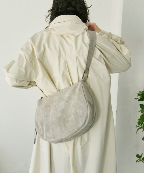 ear PAPILLONNER（イアパピヨネ）の「《ear別注》【B#AG(バッグ)】スエードワンハンドルバッグ（ショルダーバッグ・レディース・グリーン/ライトグレー・FREE）」の4枚目の写真