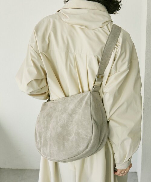 ear PAPILLONNER（イアパピヨネ）の「《ear別注》【B#AG(バッグ)】スエードワンハンドルバッグ（ショルダーバッグ・レディース・グリーン/ライトグレー・FREE）」の5枚目の写真