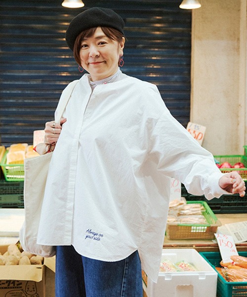 studio CLIP（スタディオクリップ）の「【さかもってぃ企画】お腹まわりすっきり見えちゃうシャツ（シャツ/ブラウス・レディース・オフホワイト/インディゴブルー/ブラウン・FREE）」の2枚目の写真