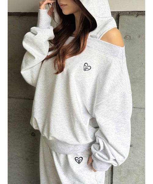 EGOIST（エゴイスト）の「ハートロゴオフショル裏毛トップス（スウェット・レディース・ライトグレー/ブラック・FREE）」の2枚目の写真